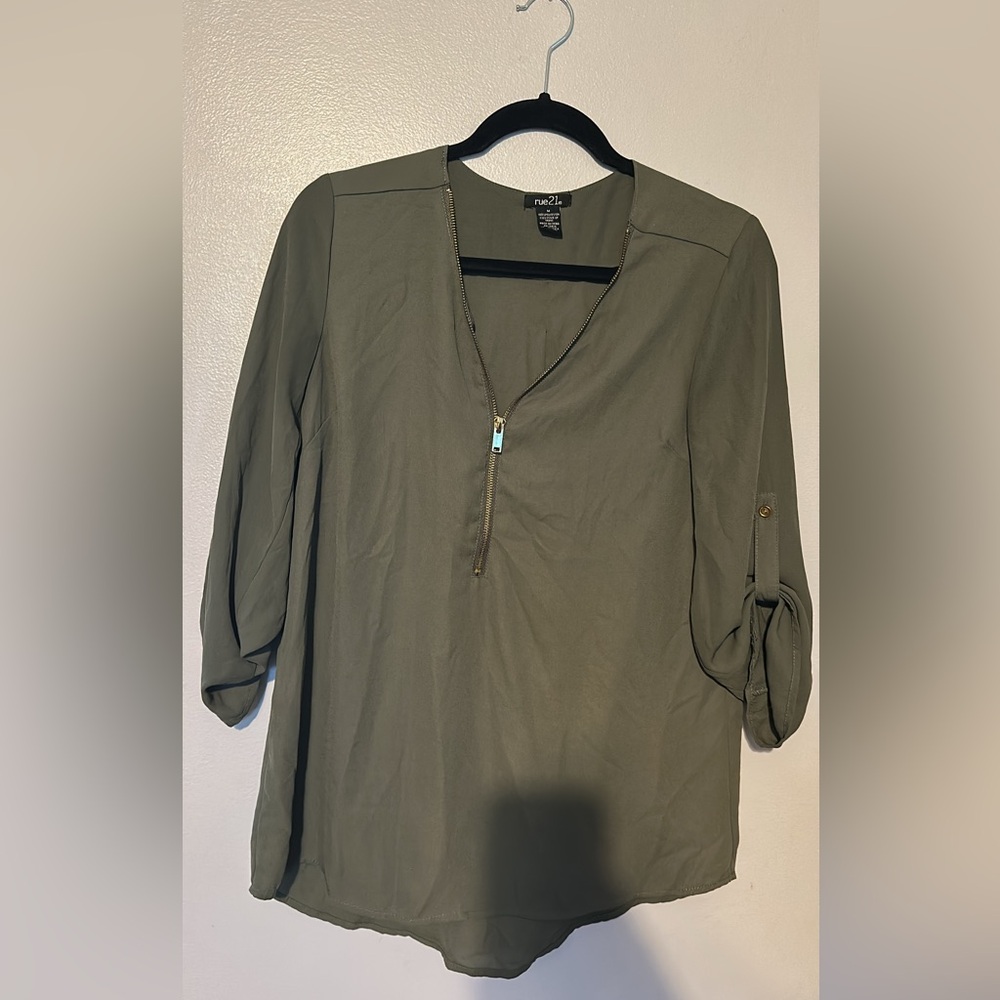 ❤️ 3/$10 Rue21 Olive Zipper Blouse
